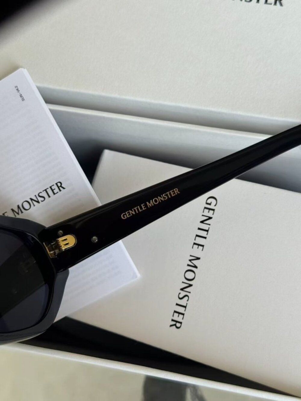 Gentle Monster Miro Black Cat Eye Sunglasses Full Set View 5